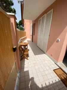 a small patio with a table and a door at APPARTAMENTO IL MARE in Marina di Massa