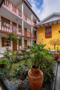 Ein Gebäude mit einem Haufen Pflanzen in einem Hof. in der Unterkunft Posada del Arriero -Hotel in Chachapoyas