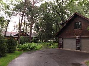una casa con garaje al lado de una entrada en Welcome to Lookout Estates, en Cross Lake