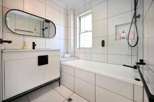 Koupelna v ubytování Maroochydore 3 B/R, 2 Bath, Townhouse ZA4