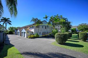 a house with a yellow circle in front of it at Maroochydore 3 B/R, 2 Bath, Townhouse ZA4 in Maroochydore