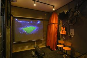uma sala com uma televisão com um jogo de futebol em 一棟貸し平戸俺んち em Hirado