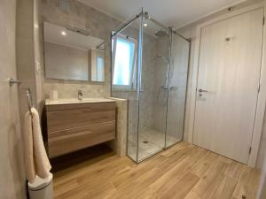 W łazience znajduje się szklana kabina prysznicowa i umywalka. w obiekcie Villa Luisa with private pool and amazing views w mieście Alcantarilha