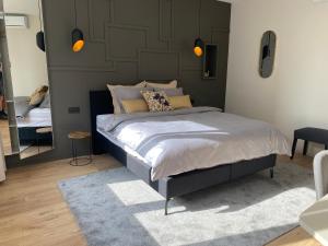 sypialnia z dużym łóżkiem i lustrem w obiekcie Good Mood - chambres et suite w mieście Namur