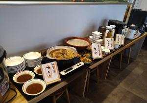 una mesa cubierta con tazones y platos de comida en APA Hotel Koriyama Ekimae, en Koriyama