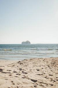 un barco en el océano con una playa de arena en Blvd Sunset, a spot to relax, en Ensenada