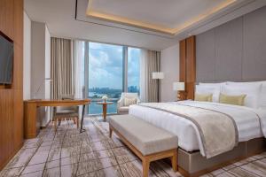 Ένα ή περισσότερα κρεβάτια σε δωμάτιο στο LOTTE Hotel Yangon