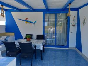 ランペドゥーザにあるVillette di Roの青い壁のダイニングルーム(テーブル、椅子付)