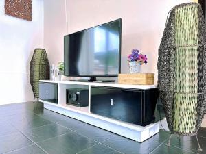 TV a/nebo společenská místnost v ubytování Hotel Baya Phuket