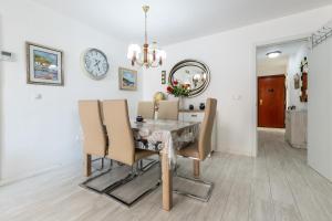 Posedenie v ubytovaní Two bedroom apartment beside marina