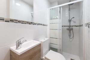 Kúpeľňa v ubytovaní Two bedroom apartment beside marina + 10 fotografií