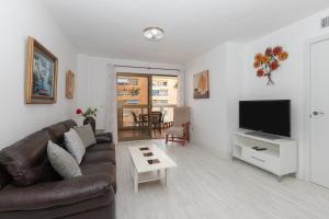 Televízia a/alebo spoločenská miestnosť v ubytovaní Two bedroom apartment beside marina