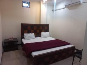 En eller flere senge i et værelse på Hotel Tulip Inn Rawalpindi