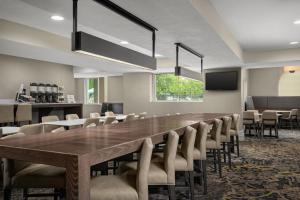 une grande salle de conférence avec une grande table et des chaises dans l'établissement Residence Inn by Marriott Salt Lake City Downtown, à Salt Lake City