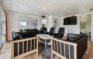 ノーポにあるStunning Home In Nordborg With 5 Bedrooms, Sauna And Indoor Swimming Poolのリビングルーム(ソファ、テーブル付)