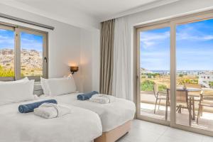 Postel nebo postele na pokoji v ubytování KOUROS STONE SUITES + 37 fotografií