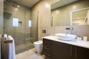 un baño con lavabo y ducha en Lilys at Hyams, en Hyams Beach 6 fotos más