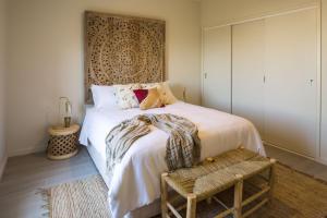 Un dormitorio con una cama grande con cabecero de madera. en Lilys at Hyams, en Hyams Beach