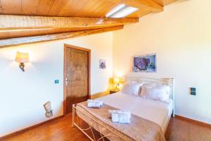ParamonasにあるCorfu Villa Nikolasのベッドルーム1室(ベッド1台、ボックス2つ付)