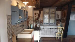 a kitchen with a stove and a counter top at Historisches Fachwerkhaus "Hoher Hirschen" mit romantischem Hof und Garten - Charmantes Studio und grosses, museales Apartment in Bodman-Ludwigshafen
