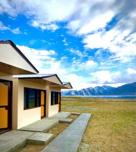 a small house with a view of the mountains at Mentsel Merak Pangong in Kakstet