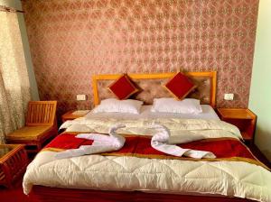 a bedroom with a bed with two swans on it at Mentsel Merak Pangong in Kakstet