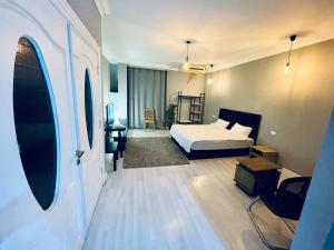 Postel nebo postele na pokoji v ubytování Rove Residence New Cairo