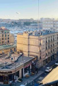 uma vista geral de uma cidade com edifícios em Bienvenue chez vous au Panier ! Appartement classé 1 étoile em Marselha