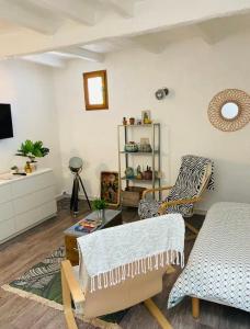 uma sala de estar com duas cadeiras e uma mesa em Bienvenue chez vous au Panier ! Appartement classé 1 étoile em Marselha