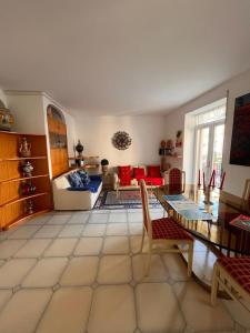 ein Wohnzimmer mit einem Sofa und einem Tisch in der Unterkunft Casa al Duomo in Taormina