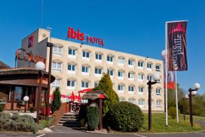 un edificio con un cartel de hotel de leones delante de él en ibis Saint Dizier, en Saint-Dizier