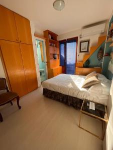 ein Schlafzimmer mit einem Bett und einem Stuhl darin in der Unterkunft Casa al Duomo in Taormina
