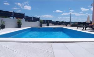 uma piscina no telhado de um edifício em Holiday Home Gabi em Sibenik