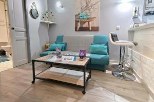 - un salon avec un canapé et une table dans l'établissement LE MADISON, Gîte Atypique - NETFLIX, à Dieppe