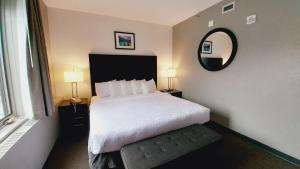 Postel nebo postele na pokoji v ubytování King Edward Hotel