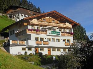 un gran edificio blanco con un cartel. en Apart Tiefenbach, en Aschau