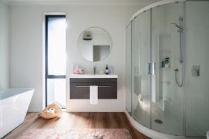 Phòng tắm tại Modern Family Friendly Getaway +18 ảnh