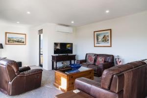 Khu vực ghế ngồi tại Modern Family Friendly Getaway