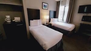 Postel nebo postele na pokoji v ubytování King Edward Hotel