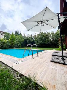 Bazén v ubytování Villa Yeşil Sapanca nebo v jeho okolí