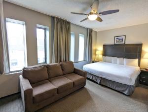 Postel nebo postele na pokoji v ubytování King Edward Hotel