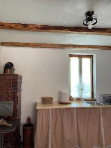 uma cozinha com uma mesa e uma janela em La Novaci Porumbacu de Sus 270 em Porumbacu de Sus