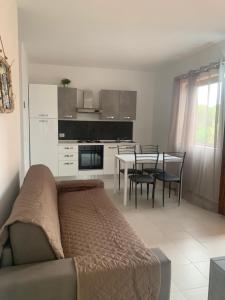 A kitchen or kitchenette at Porto Coda Cavallo Salina Bamba