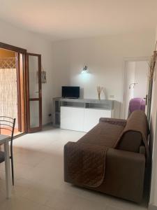 A seating area at Porto Coda Cavallo Salina Bamba