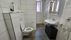 uma casa de banho com um WC e um lavatório em my Hostel Füssen em Füssen