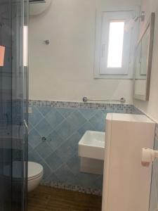 A bathroom at Porto Coda Cavallo Salina Bamba