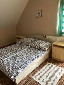 una camera da letto con un letto in una stanza di Muskátli Apartman a Balatonakali