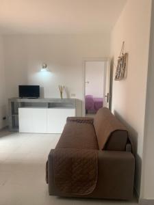 A television and/or entertainment centre at Porto Coda Cavallo Salina Bamba