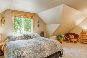 Ronald的住宿－Moose Lodge，一间卧室设有一张床和一个窗口
