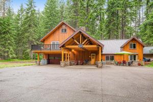 a large wooden house in the middle of a forest at Moose Lodge in Ronald